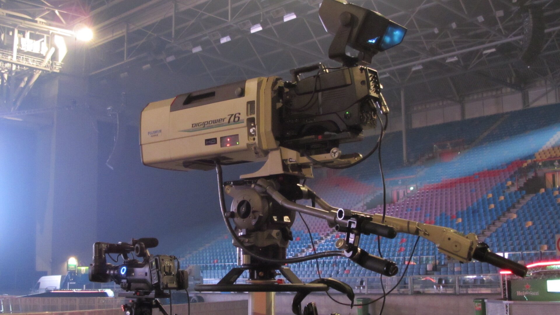 Professionele camera en broadcasting equipment in stadion setup