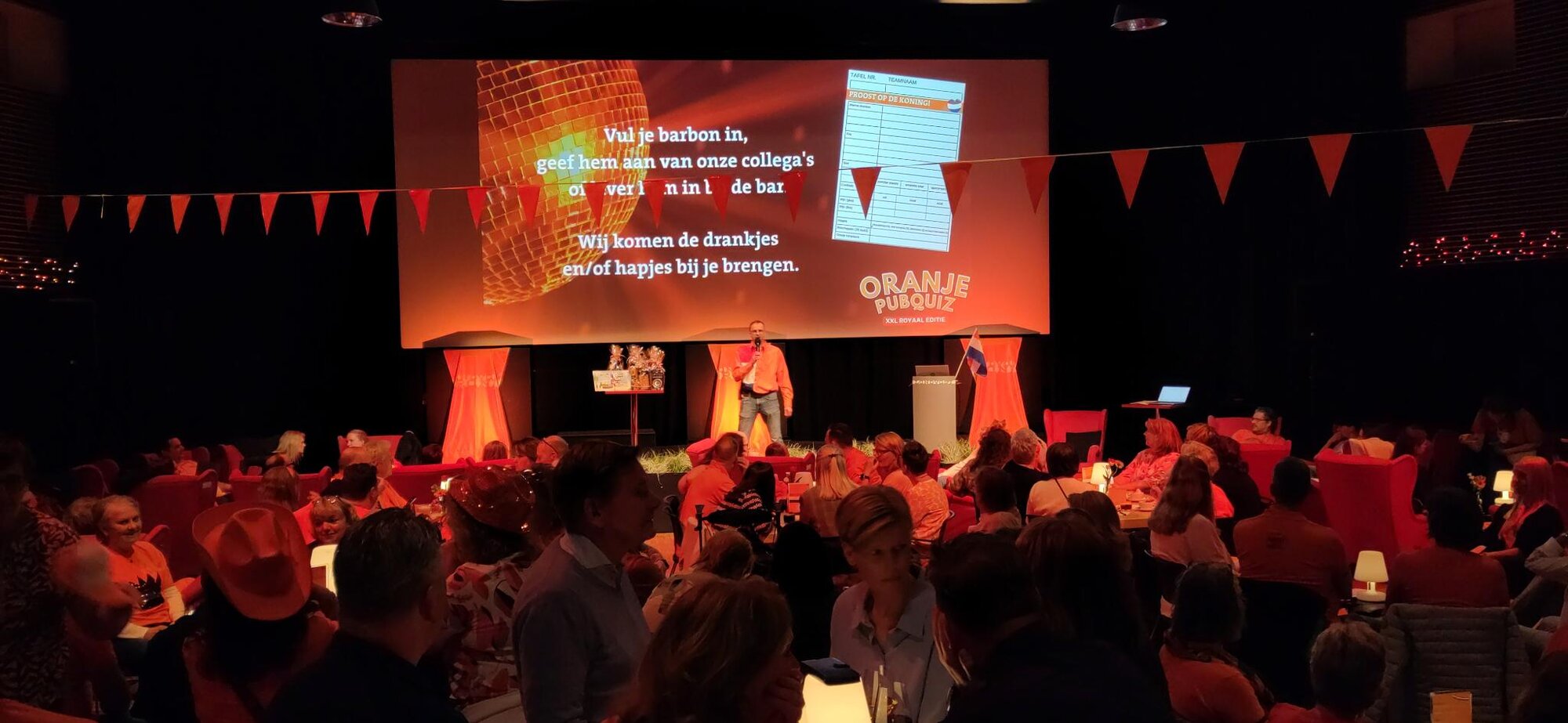 Event setting met professionele verlichting en presentatie setup