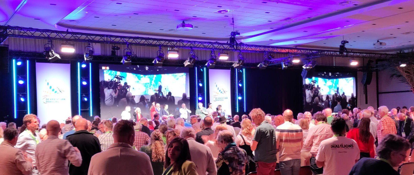 FNV-congres met publiek en live schermen