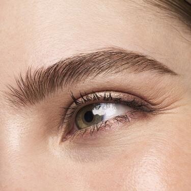 Model Mascara Applied Eyes