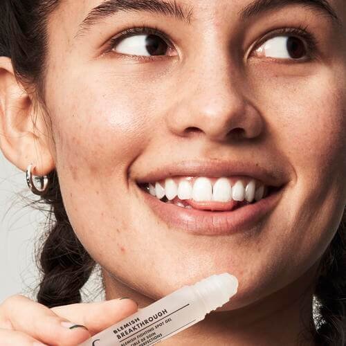 Model Holding e.l.f Spot Gel