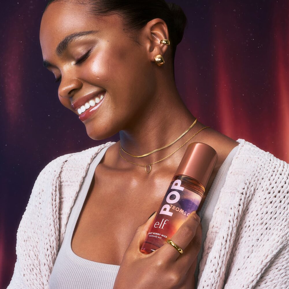Model applied e.l.f. Spicy Bundt Nice Fragrance Mist