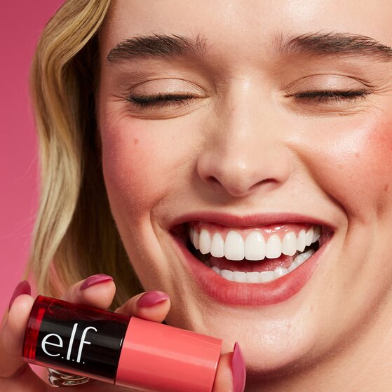 Model holding liquid lip stain