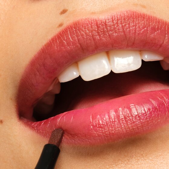 Model applying lip stain marker
