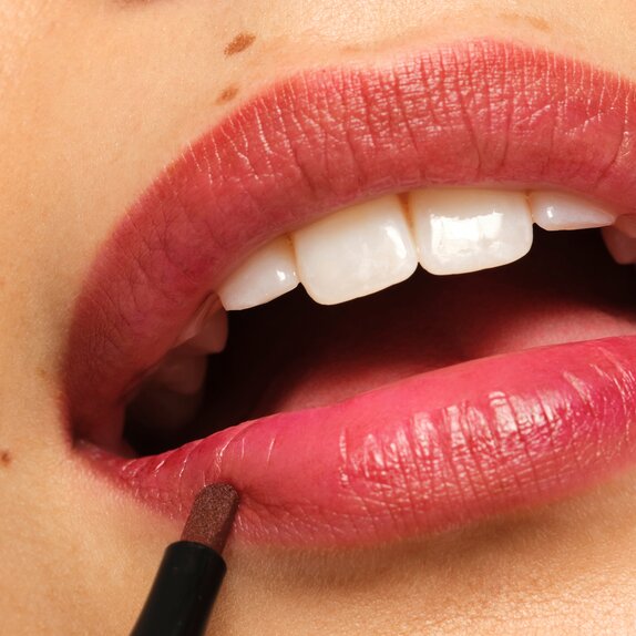 Model applying lip stain marker