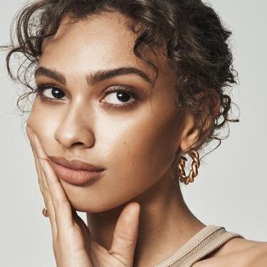 Model with heart-shaped face shape wearing bronzer and contour