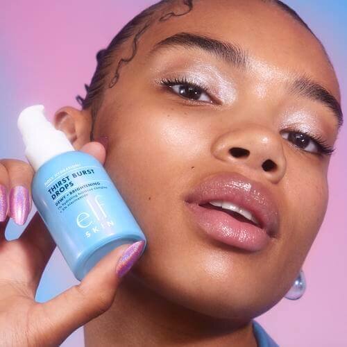 Model Holding Brightening Serum Drops