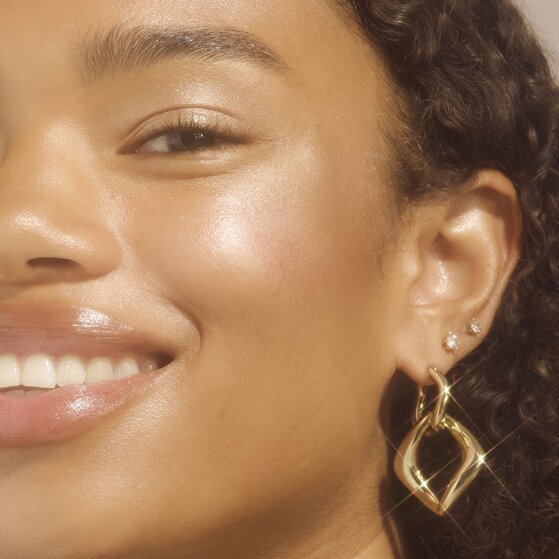 Model Wearing Powder Highlighter