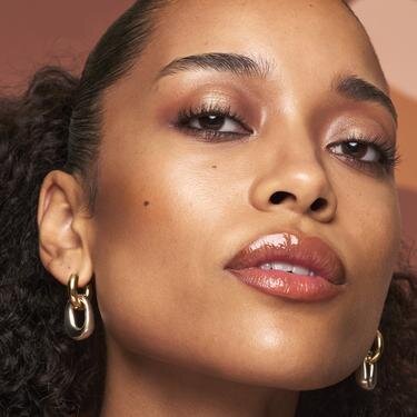 Model with rectangular face shape wearing bronzer and contour