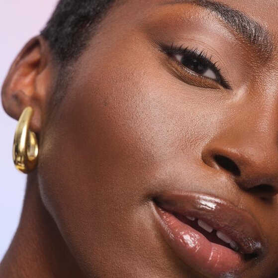 Model wearing color correcting face powder