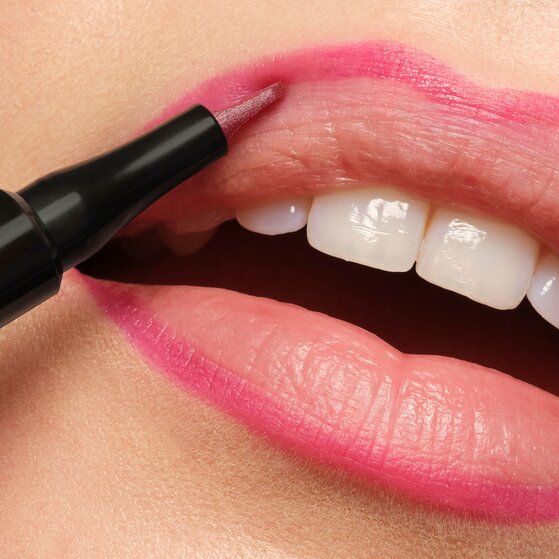 Model applying lip stain pen