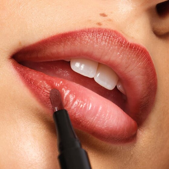 Model applying lip stain marker