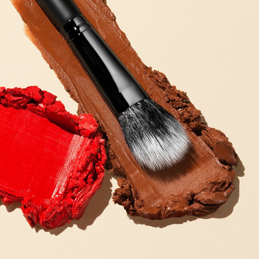 Putty blush makeup brush