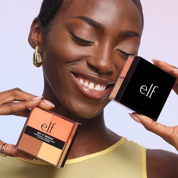 Model holding color correcting loose powder quad
