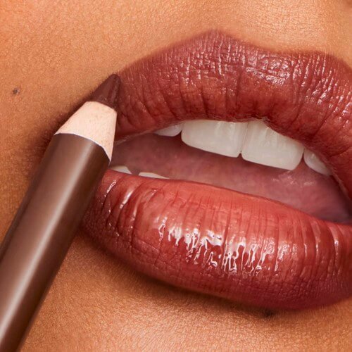 Model Applying Lip Liner