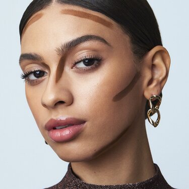 Model with diamond face shape showing face mapping of where to apply bronzer