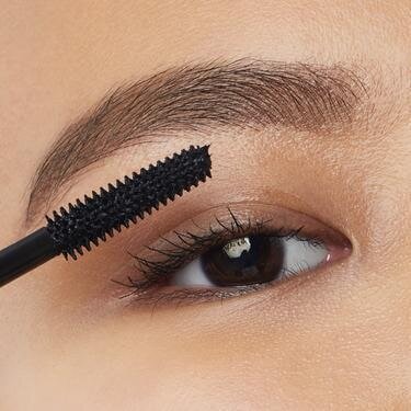 Model Applying Mascara