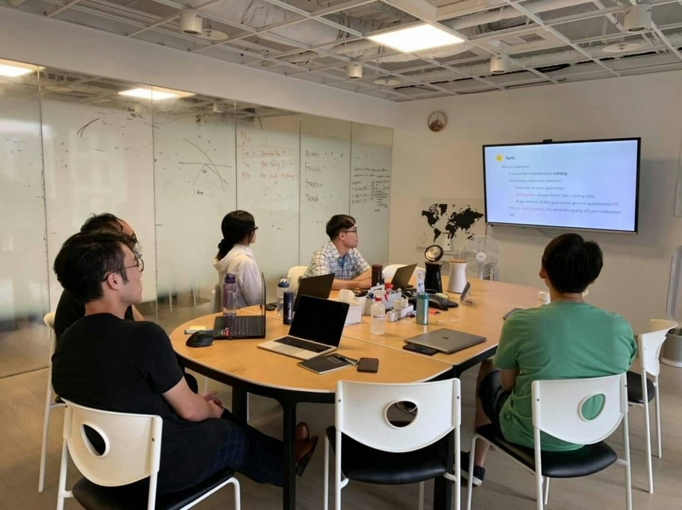 張佳彥指出，在軟體開發領域，「DEVOPS」已是多年盛行的實務課題，讓開發團隊、維運團隊互相整合在一起，能夠以敏捷開發的方式快速完成專案。其運用自動化測試、持續整合、持續部署的工具，推動開發與維運人員更緊密協作，來加速軟體版本迭代更新。