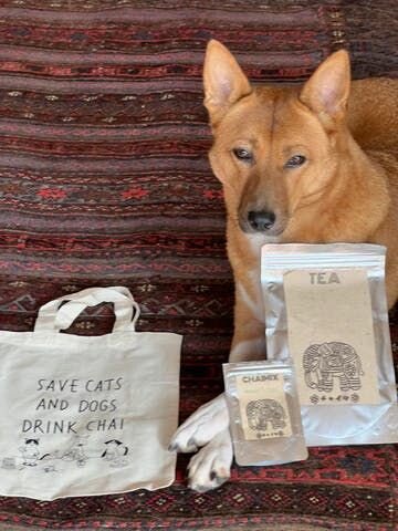 そのむかし、僕が長年チャイをつくっていたお店にオリジナルブレンドのセイロンティーとスパイスミックのセットを発注。現在のとーさんのインスタグラムのアイコンを描いてくれているシンガポール在住のイラストレーター@chappie85さんが描き下ろしてくれた、福、とも＆もえのイラストをデザインしたエコバ...