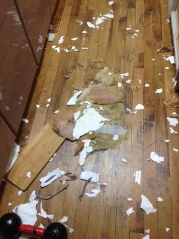 床に穴開いてるーーーーーー！！！