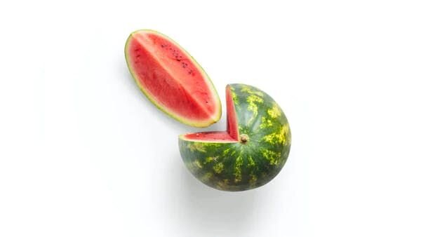 一顆被切四分之一的西瓜