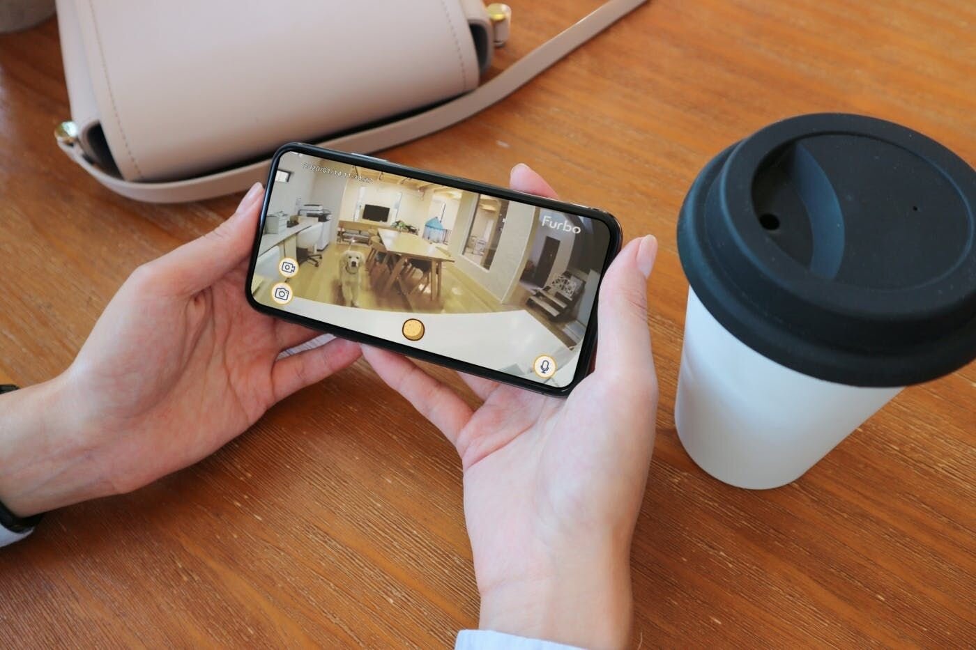 在推出攝影機後，Tomofun還從頻繁的調查訪談中發現，飼主不僅想要透過即時互度來查看，也會擔心狗狗獨自在家是否有危險。於是，Tomofunfun巧妙地在原本的狗狗攝影機加上了「腦袋」，透過上萬筆數據資料的訓練打造AI功能，提供使用者進階版的照護功能。在2019年，正式推出專屬Furbo攝影機...