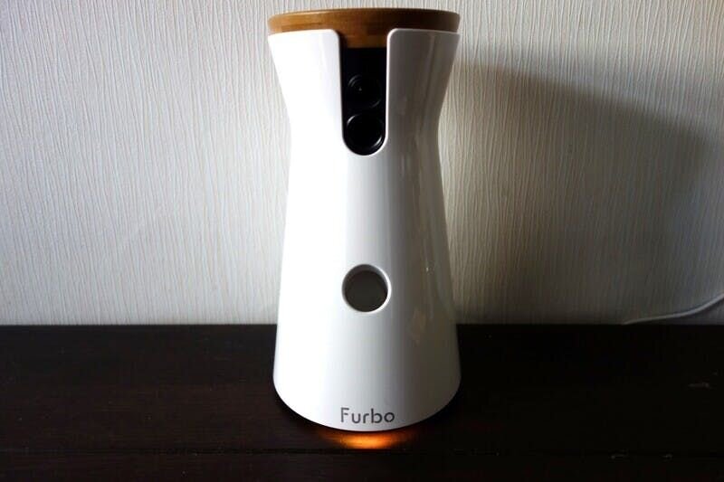 今回私が試してみたのは、ドッグカメラのFurbo（ファーボ）。あえて“ペットカメラ”ではなく“ドッグカメラ”とうたっているのには、ちょっとわけがあります。それは犬が起きたり吠えたりすると通知をしてくれるという、犬ならではの機能がついているから！