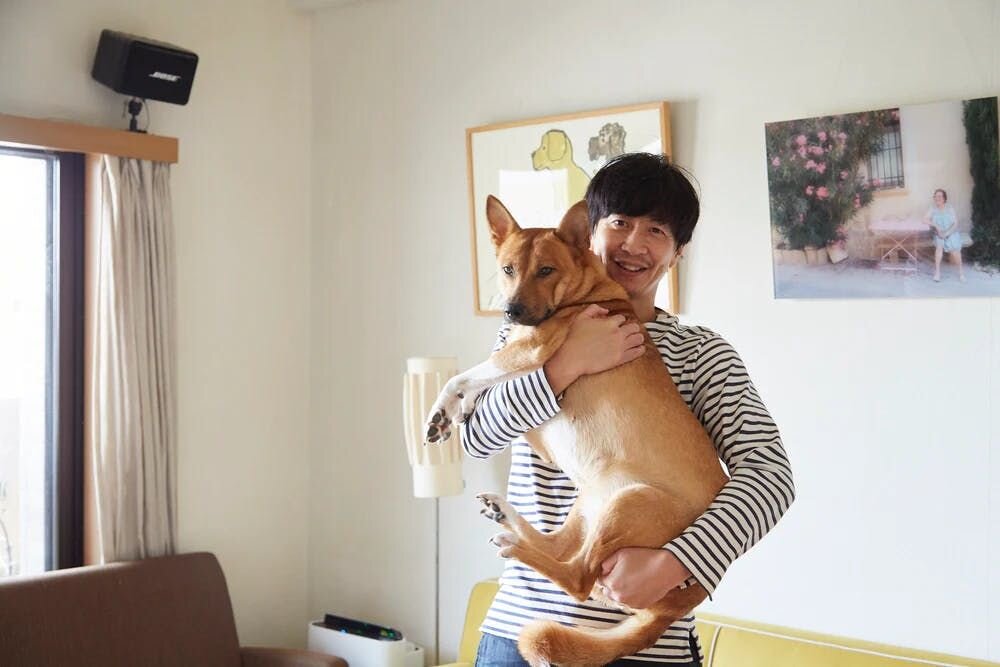 困り顔の保護犬福のファーボ日記 Vol.01｜初めてのお留守番、そして「台所事件」発生！