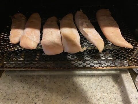 で、脱水シートから出したお魚や肉をオーブントースターで一番低温にして１時間ほど加熱します。（１時間加熱しても、カラッとしないようなら、扉を開けたままでさらに20分くらい加熱します）。あとは冷ませばOKです。