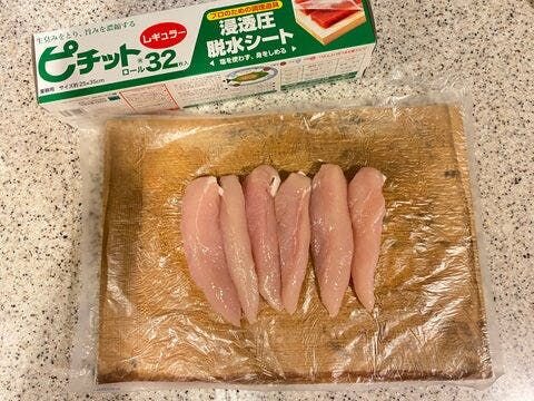 ↑  脱水シート「ピチット」でささみをつつみます