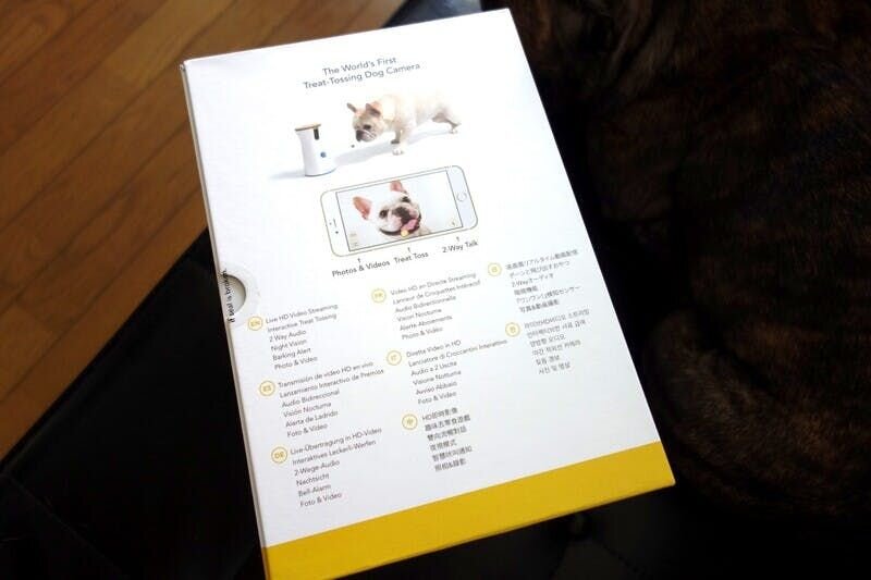 しかもリモコン操作でおやつをあげることができるというから驚きです。カメラの下の丸い穴、ここからおやつがポーンと飛び出すようです。