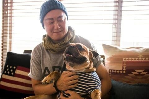 ママさん「うん(笑)　身体の小さい子でも吠えられると、すぐに固まったり、隠れたりします。あと、お水を飲むときに水滴が顔にかかるのが嫌みたいで、深い器でお水が飲めないんですね。こんな見た目なのに、ビビりな一面もありますね。(笑)　でも基本的には穏やか。」