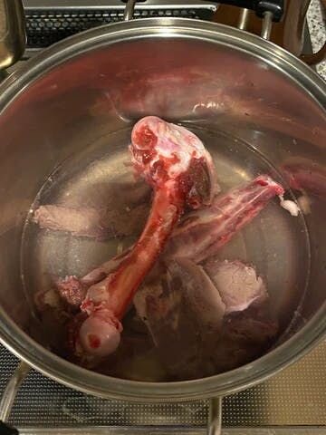 脱水シートがない場合は、食材を茹でてからオーブンで加熱する方法で作ります。鳥レバーや鶏胸肉、鹿肉などは主にこの方法で作っています。作り方はさらに簡単で、鍋にたっぷりの湯をわかし、食材を茹でます。しっかり加熱したら取り出してキッチンペーパーで水分を拭き取り、あとは同じように低温にセットしたオーブ...