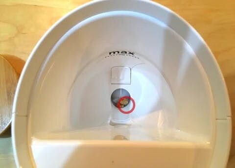 おやつが小さすぎると、下の画像の◎部分におやつが詰まってしまう可能性があります。