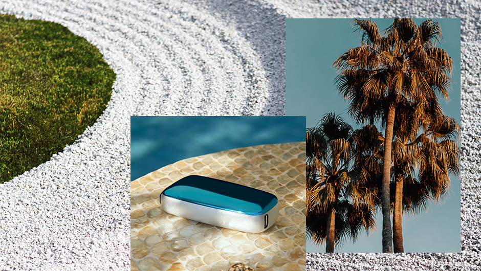 Koláž so zariadením Ploom X Advanced s predným krytom, za ním palmy, v pozadí šedej kamienky
