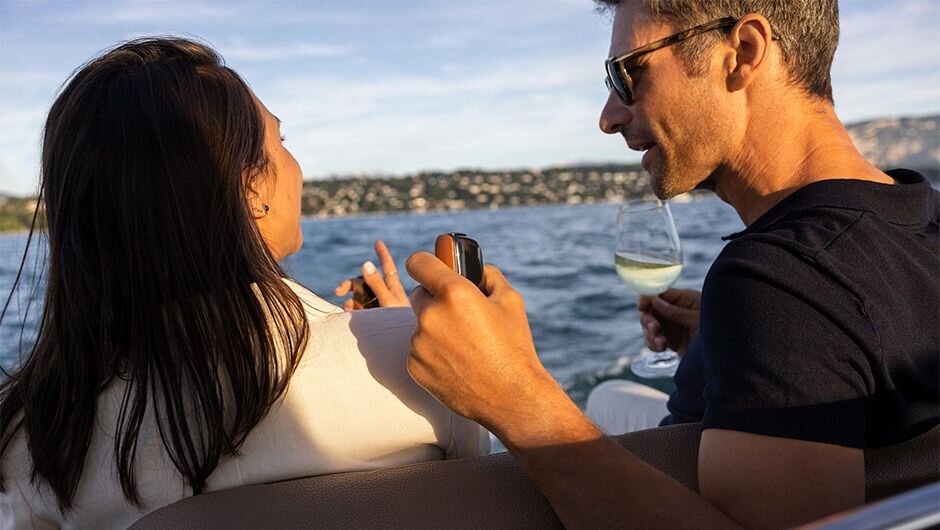 Muž so ženou na lodi na jazeru.