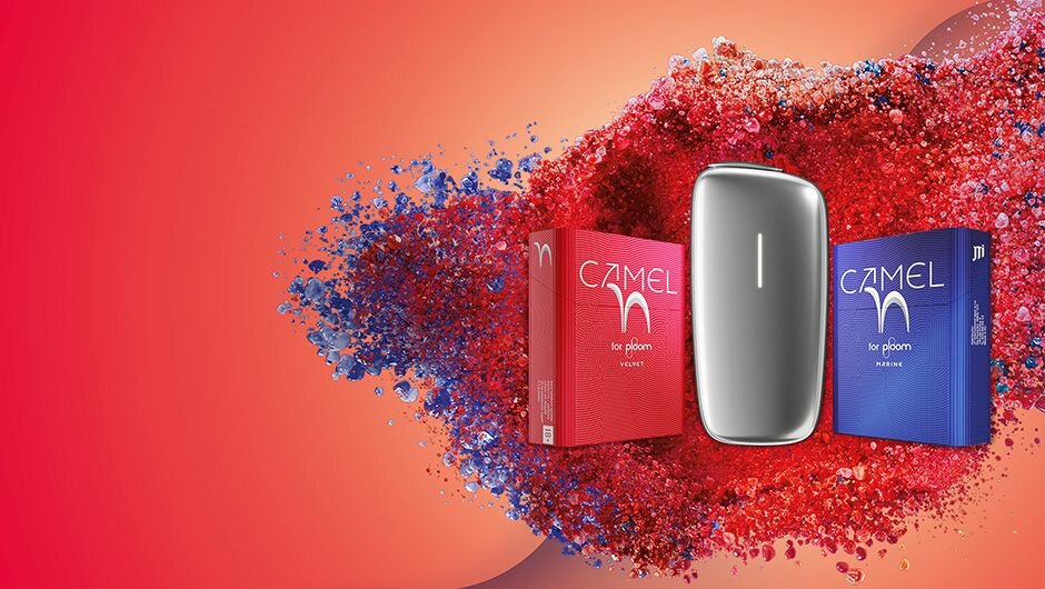 Strieborné zariadenie Ploom X a Camel Velver a Marine náplne na červeném pozadí.