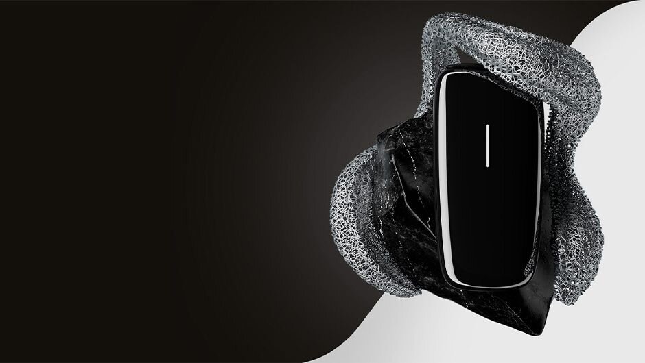 Čierny Ploom X Advanced zariadenie na čierno-bielom pozadí.