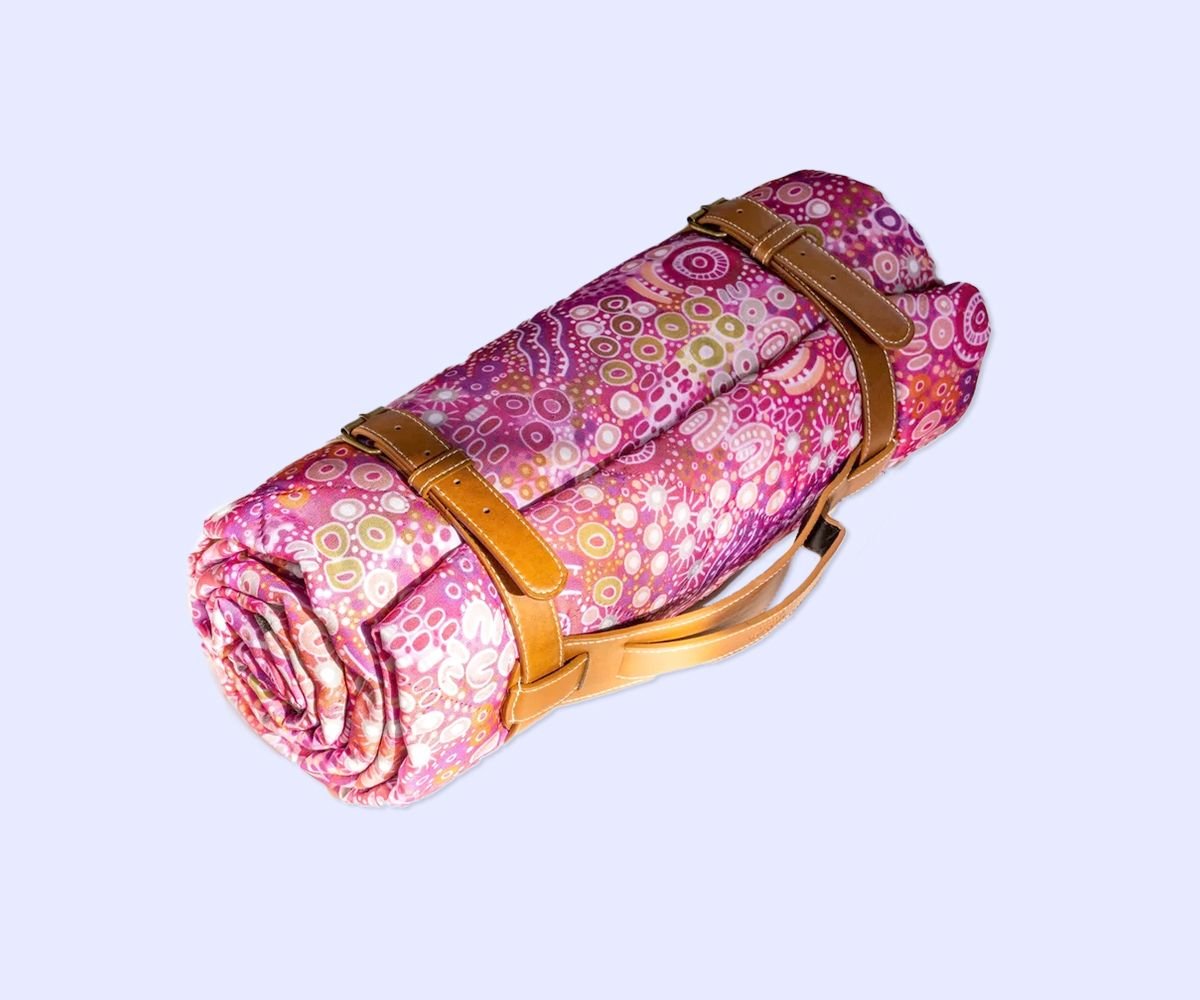 'Dubay Jagun' Women on Country Picnic Rug in Pink