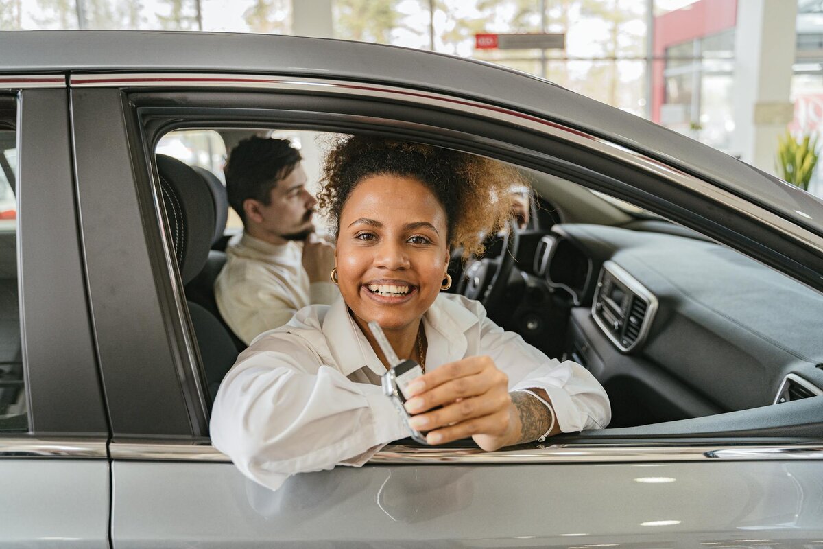 Image of couple with keys to new car