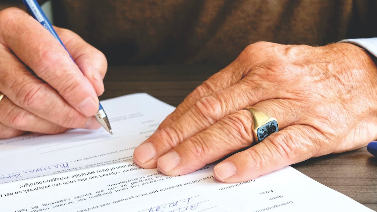 man signing letter of protection