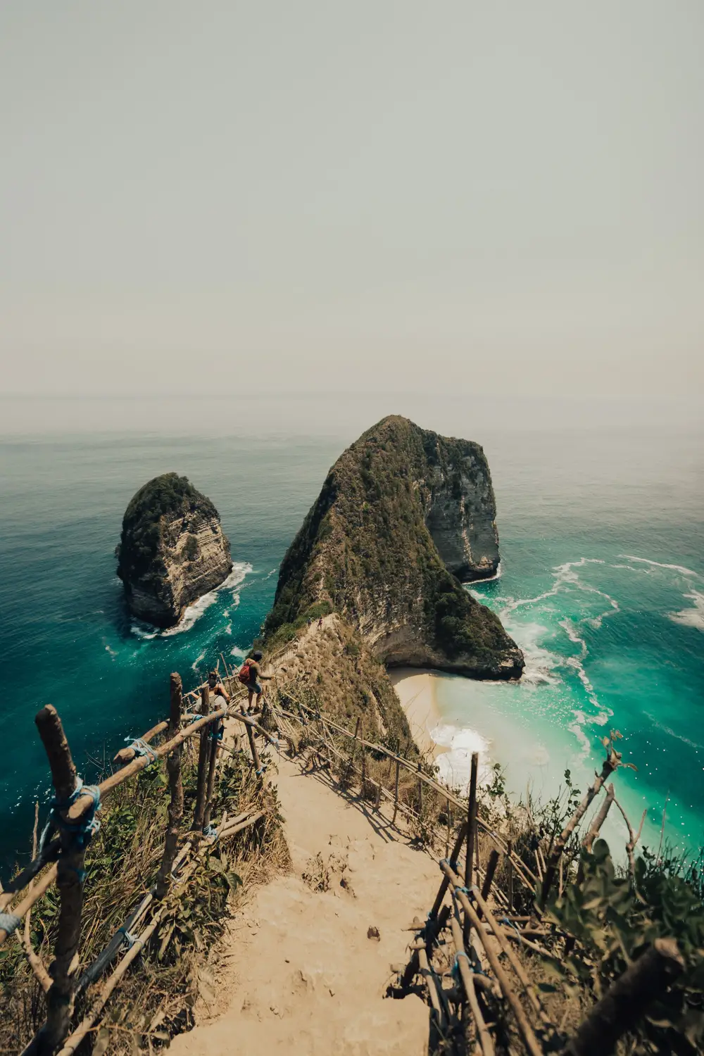 Dramatic clifftop view of Kelingking Beach with its dinosaur-shaped rock formation and turquoise sea on Nusa Penida, Bali, Indonesia.