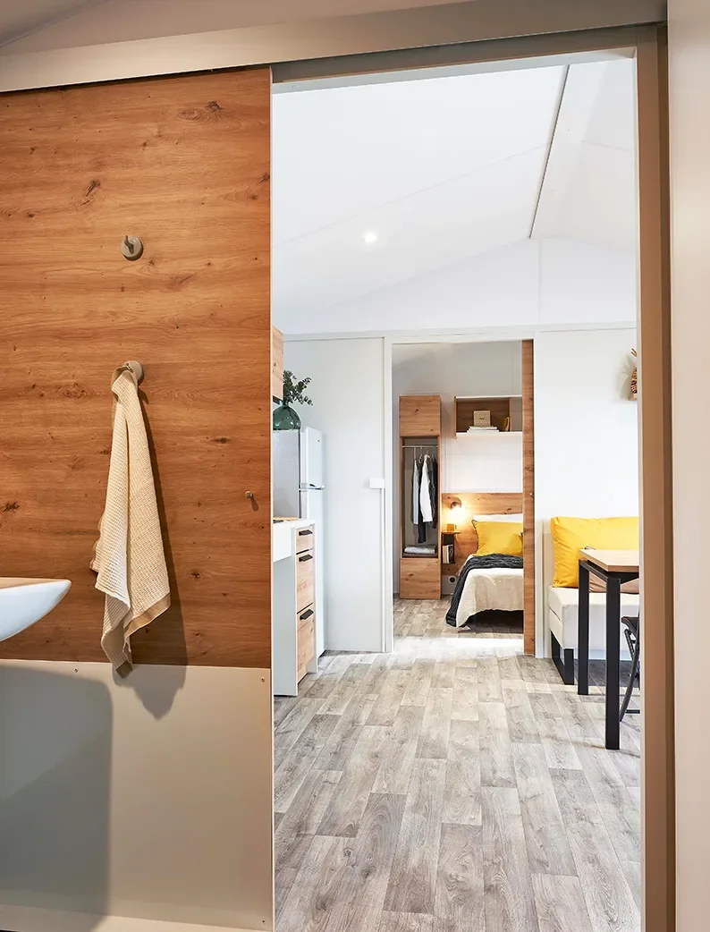 Intérieur spacieux de mobil-home accessible PMR en Camping Club MS Vacances.