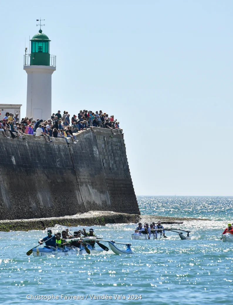 Course de pirogues en mer dans le chenal des Sables d'Olonne : la Vendée Va'a.