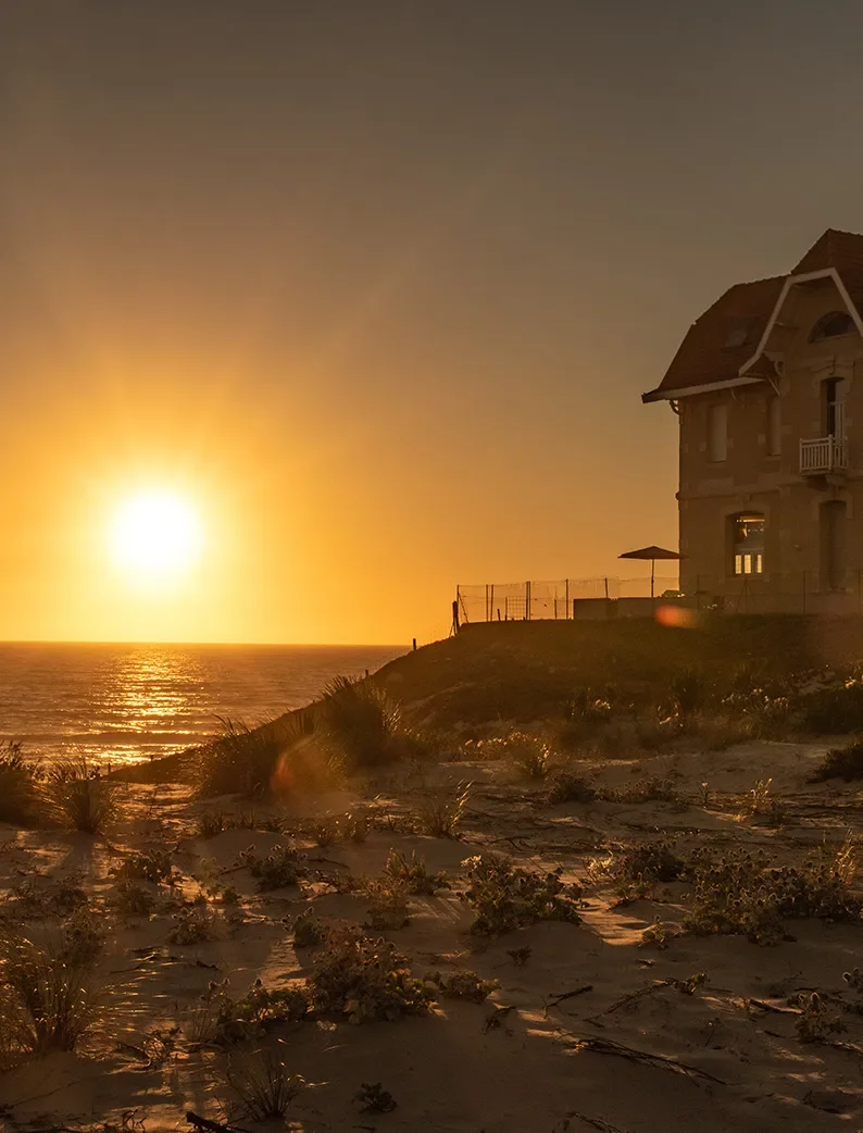 Vue sur l'océan et les dunes de Biscarrosse au coucher du soleil lors d'un week-end dans les Landes.