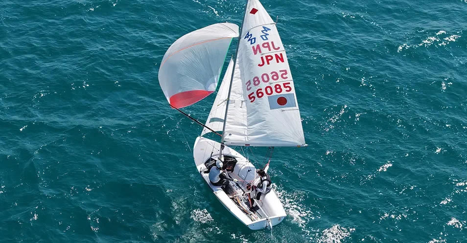 Voilier 420 lors du Championnat du monde avec spinnaker déployé.