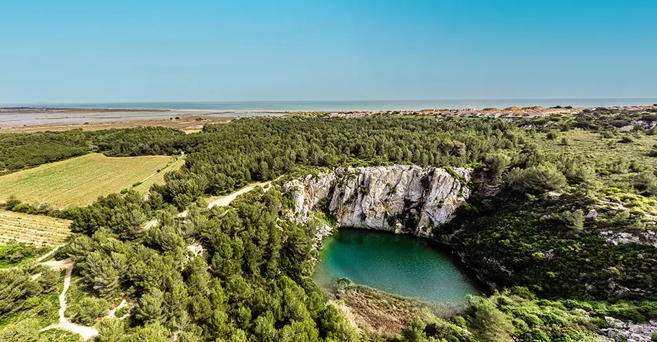 Lac turquoise au cœur d’une carrière entourée de forêt près du littoral méditerranéen : le gouffre de l'Œil Doux.
