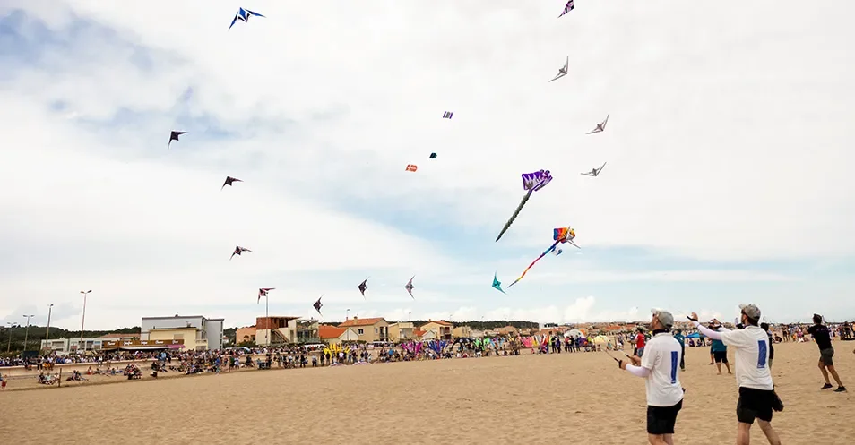 Plage de Narbonne animée par une compétition de cerfs-volants lors du festival Natur’Ailes.