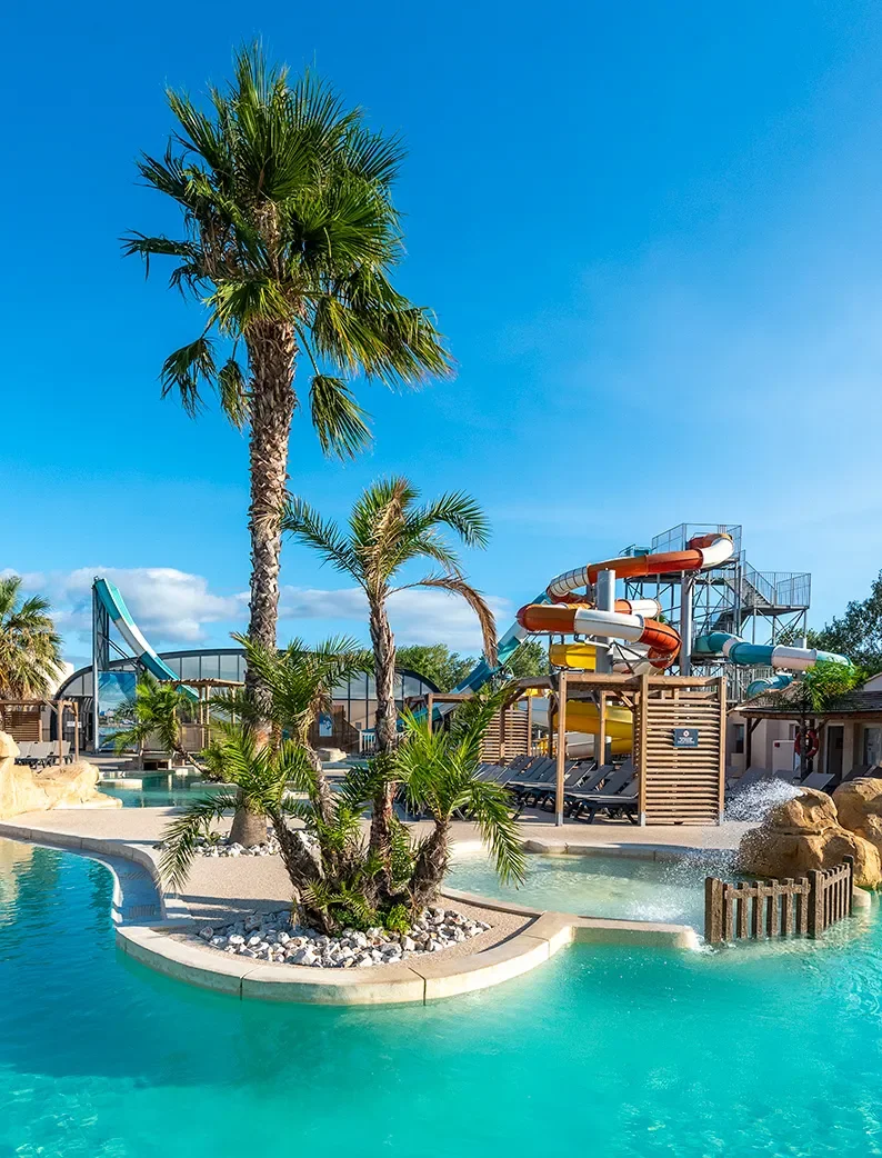 Parc aquatique avec toboggans du Camping Club Les Tamaris 5 étoiles.