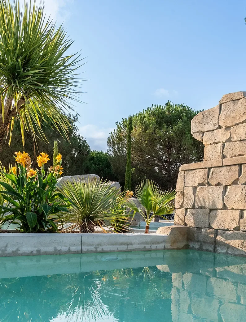 Piscine Zen au Camping Club Médoc Plage 4 étoiles, adapté aux personnes à mobilité réduite.